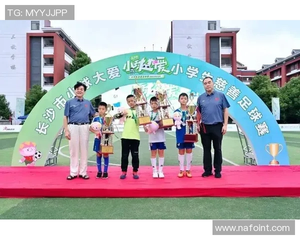 足球明星穿爱心T恤传递温暖与关怀的故事